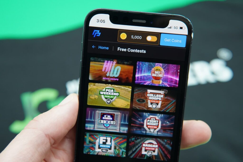 Patrik Lidin holding an iPhone with the PeakPlay casino promotions page loaded on the webpage.