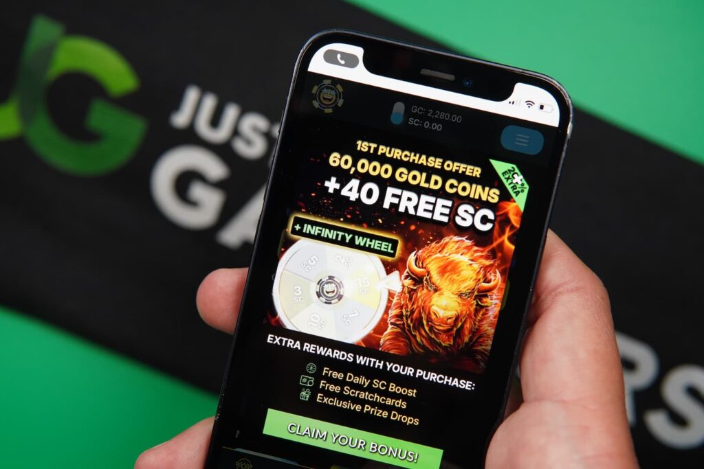 Patrik Lidin holding an iPhone with the Spinfinite casino landing page loaded on the webpage.